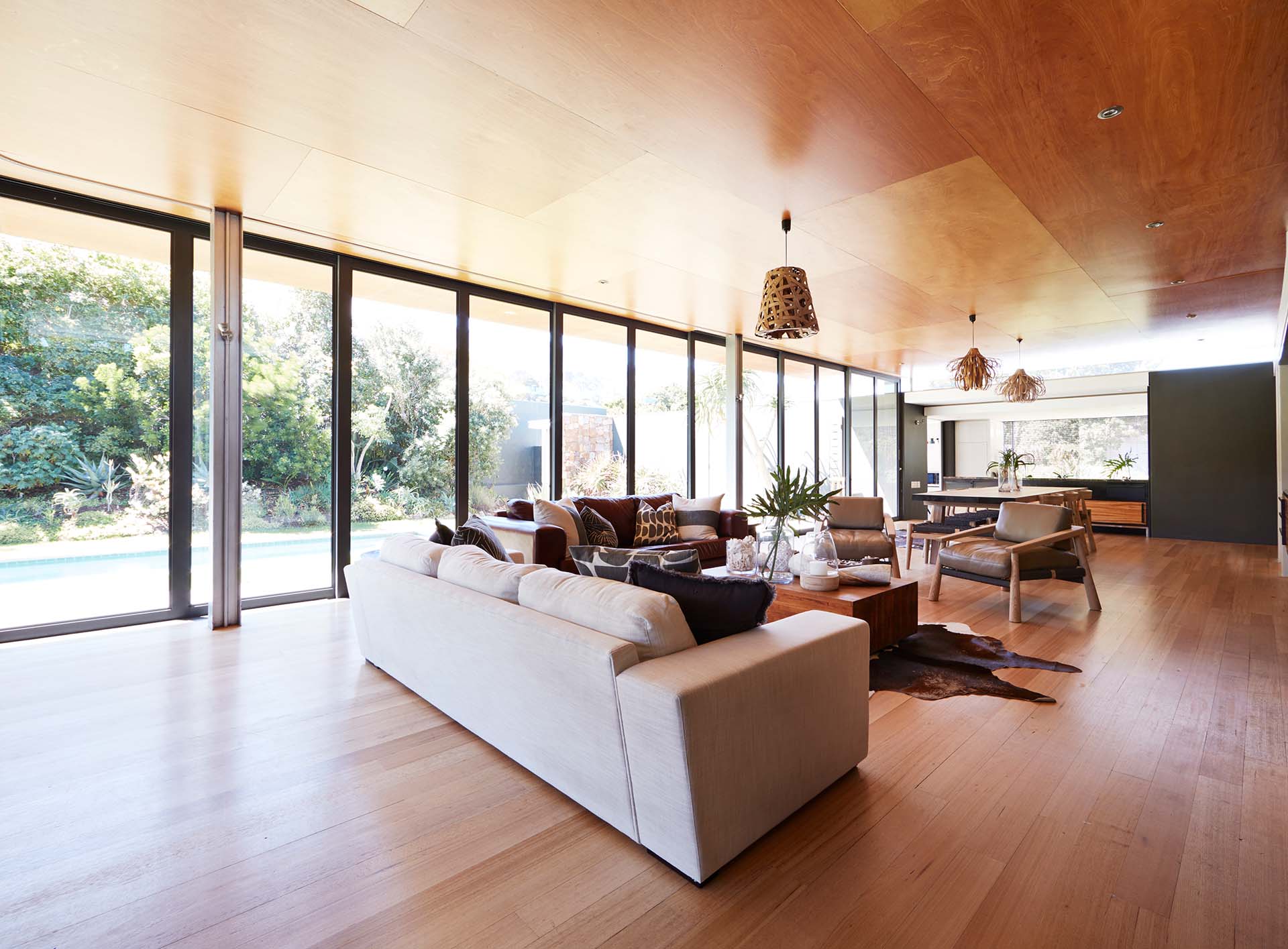 Massivholzdielen im modernen Wohnzimmer für ein gemütliches Ambiente