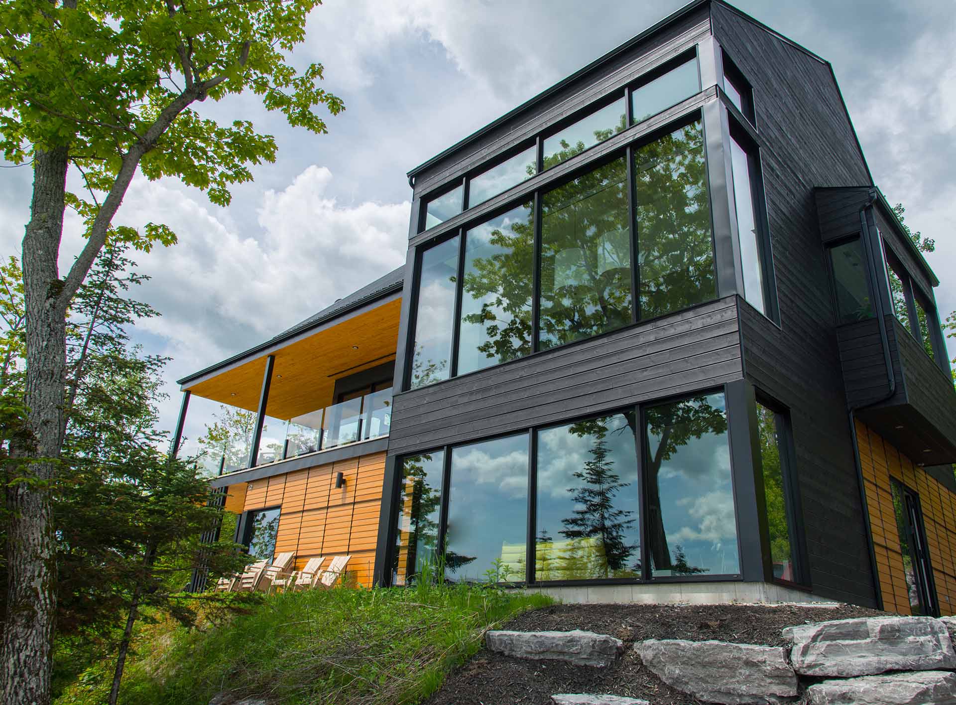 Ansicht auf moderne schwarze Holzfassade