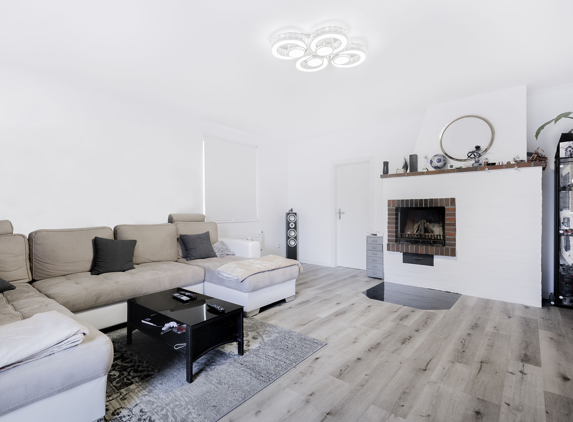 Wohnzimmer mit grauem Vinylboden 
