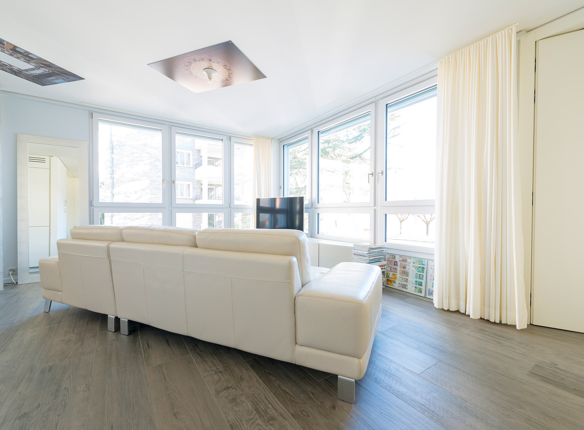 Kork mit Holzoptik fügt sich wunderbar in moderne Wohnzimmer ein 