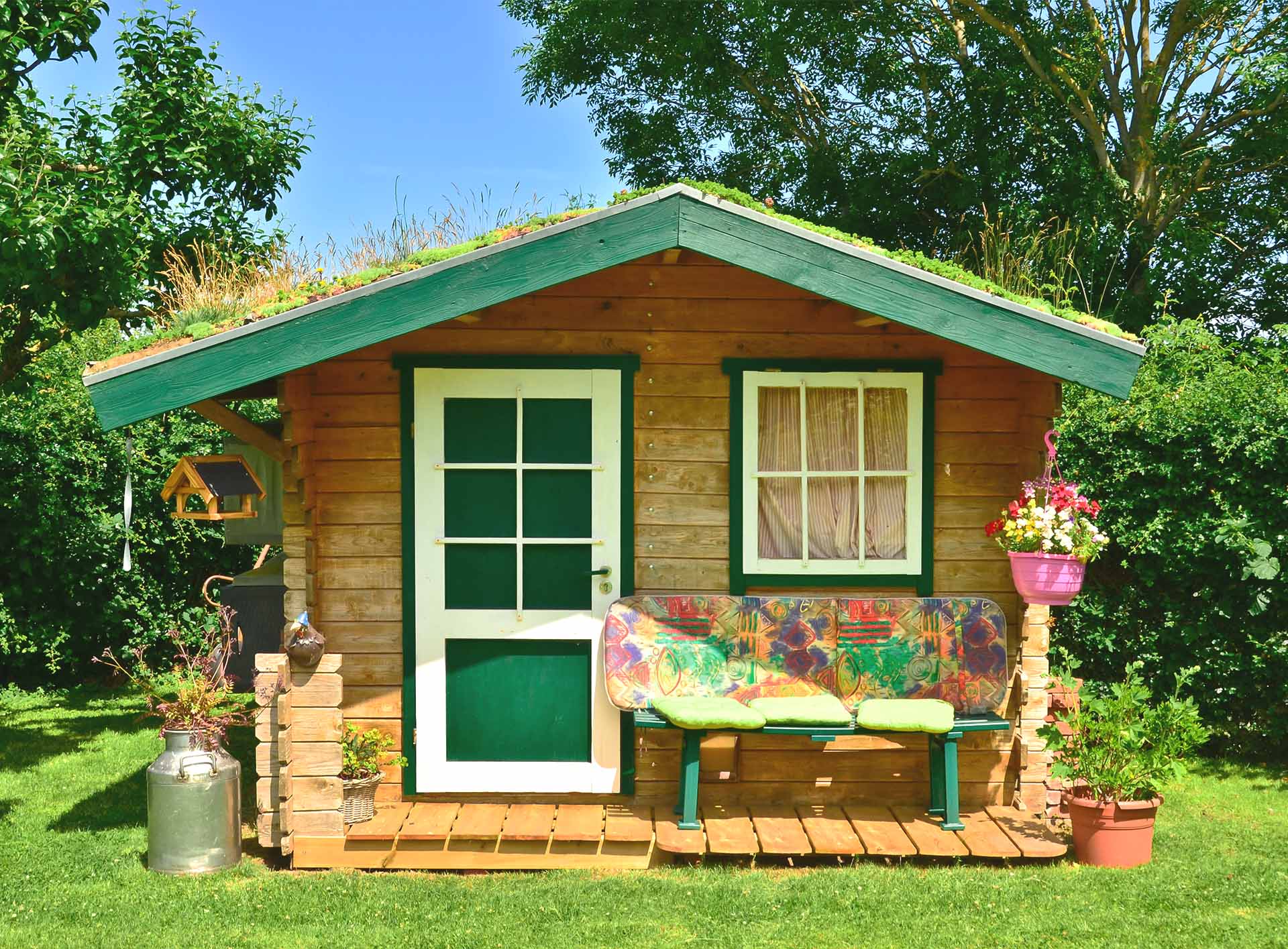 Kleines gemütliches Gartenhaus mit Bank 